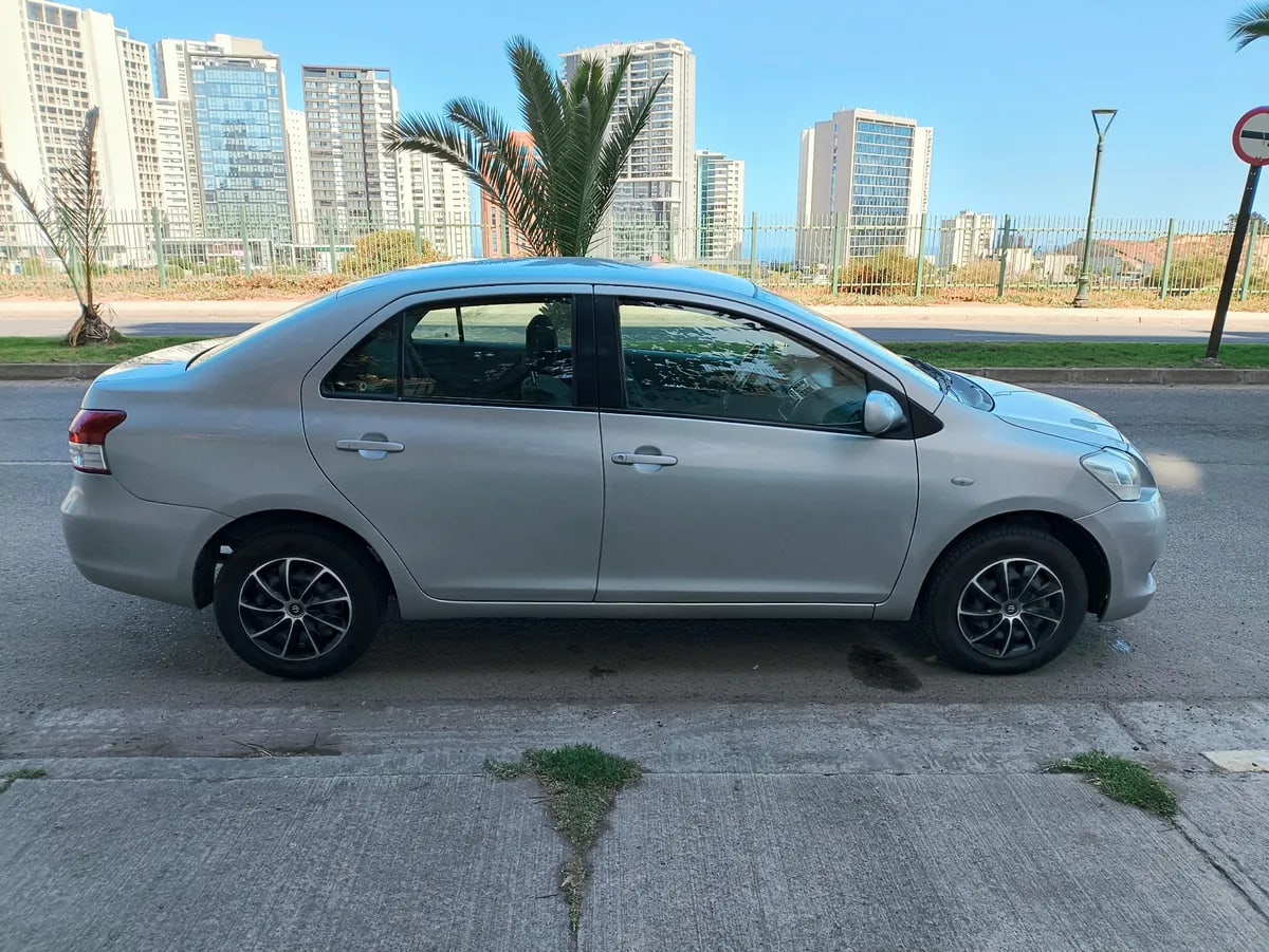 TOYOTA YARIS 1.5 Sedan Gli Mt año 2007