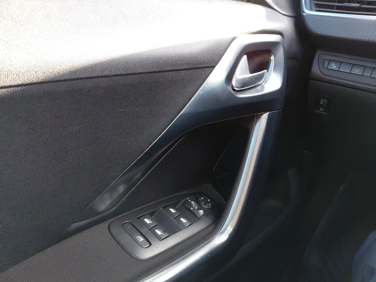 Peugeot 2008 1.2 Allure Pack Puretech 4x2 110hp Eat6 5p año 2018