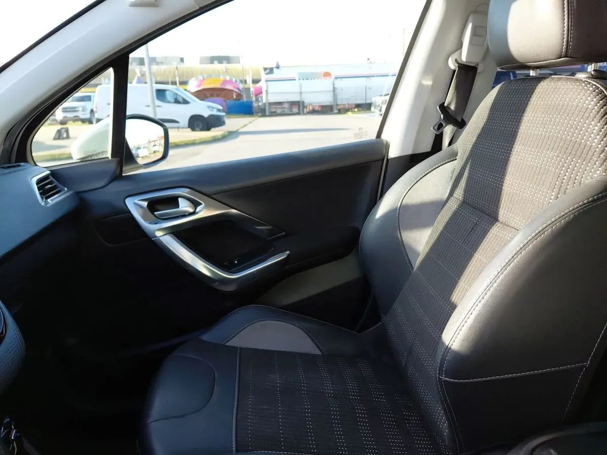Peugeot 2008 1.2 Allure Pack Puretech 4x2 110hp Eat6 5p año 2018
