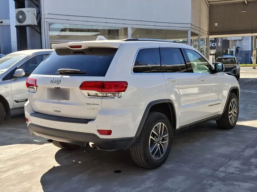 Jeep Grand Cherokee 3.6 Laredo 4x2 At 5p año 2020