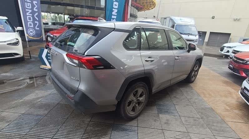 Toyota Rav 4 2.0 Le 4x2 Mt 5p año 2024