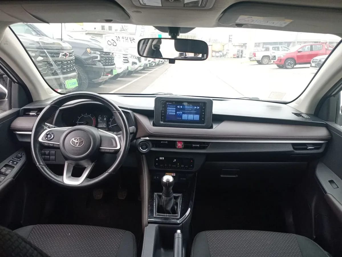 Toyota Yaris 1.5 E 4x2 Sdn Mt 4p año 2023