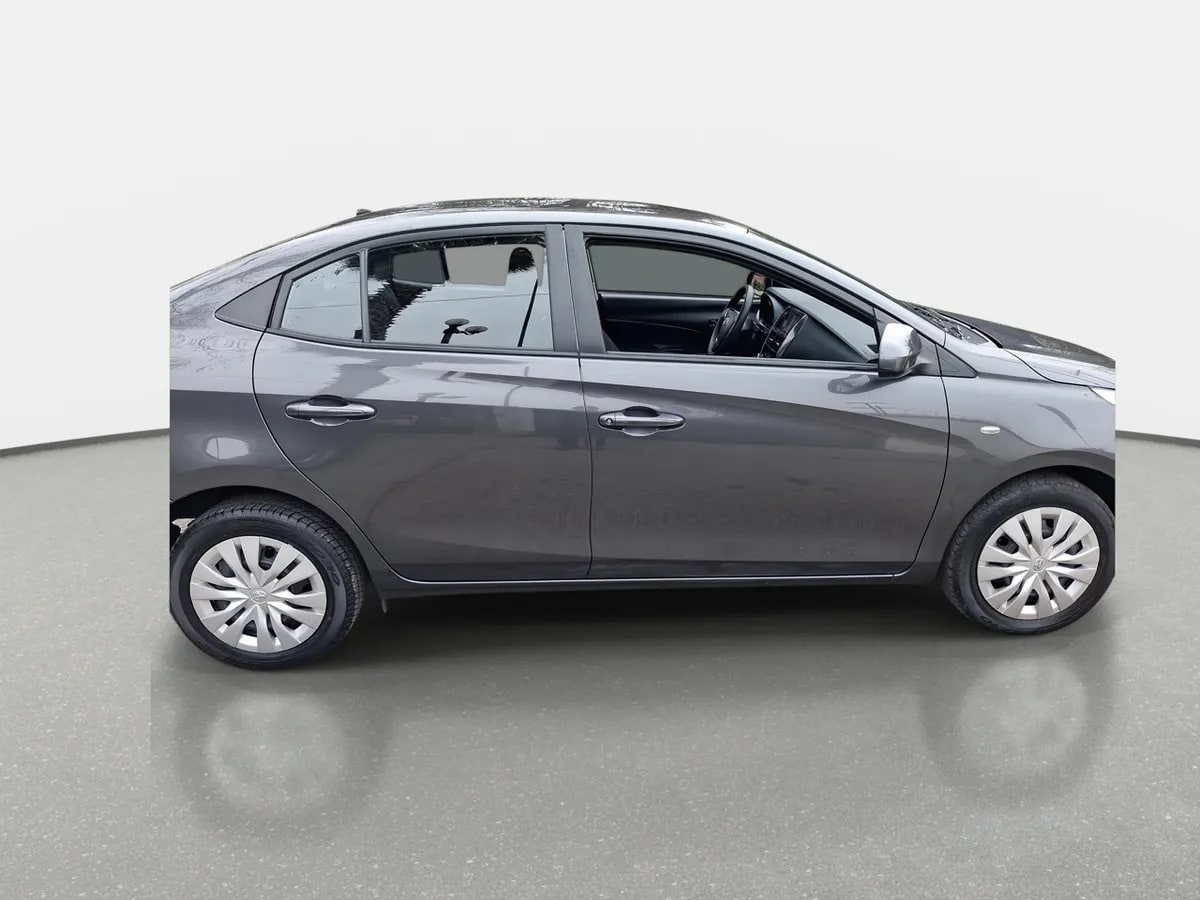 Toyota Yaris 1.5 Gli E 4x2 Mt 4p año 2022