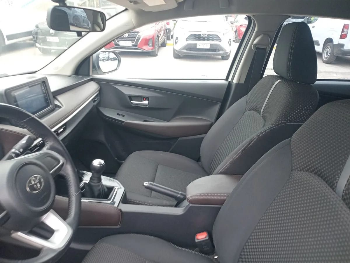 Toyota Yaris 1.5 E 4x2 Sdn Mt 4p año 2023