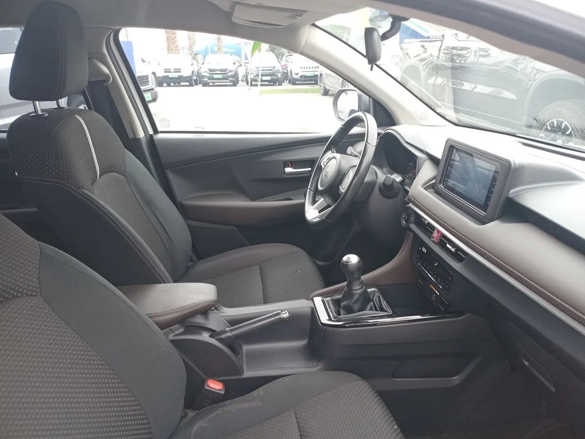 Toyota Yaris 1.5 E 4x2 Sdn Mt 4p año 2023