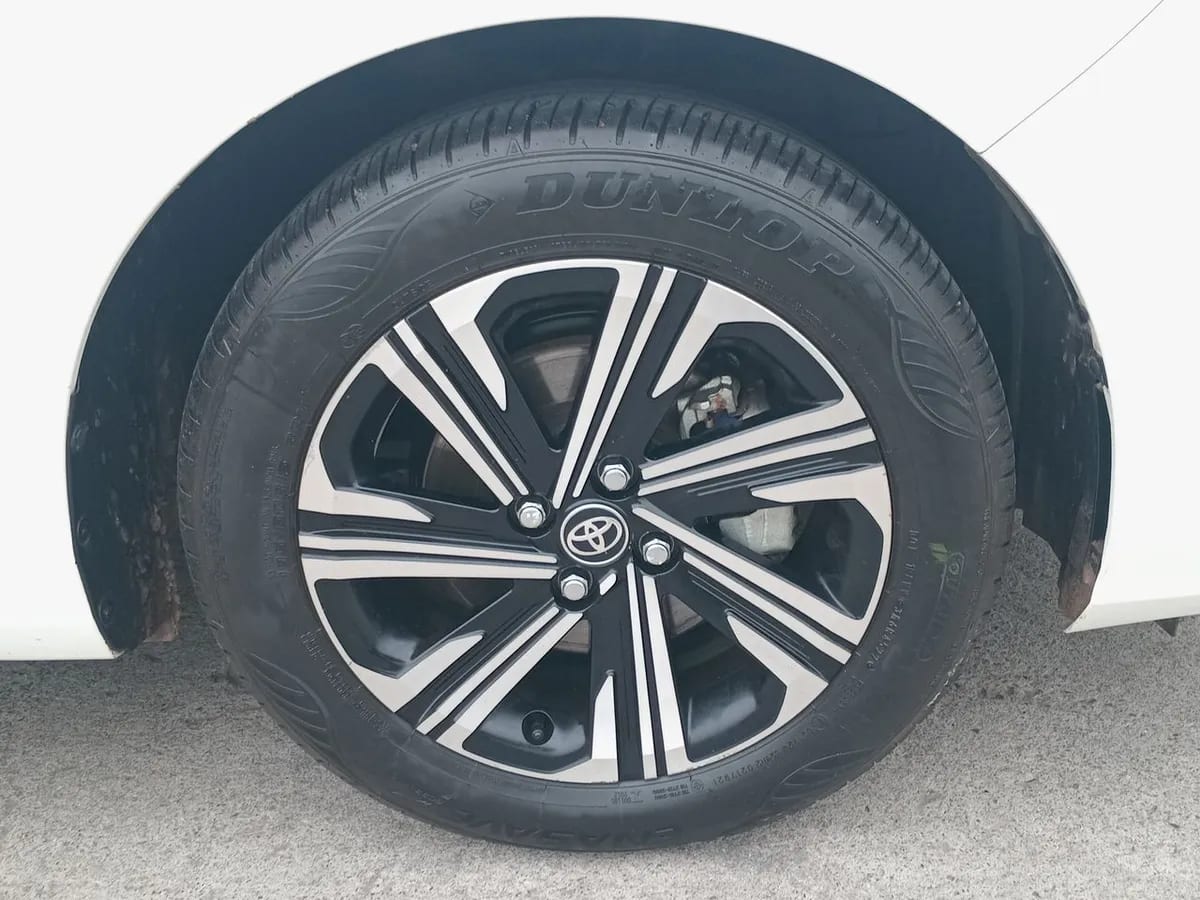 Toyota Yaris 1.5 E 4x2 Sdn Mt 4p año 2023