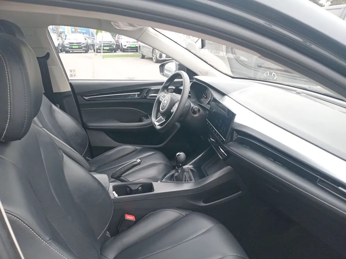 MG 5 1.5 Com 4x2 Mt 4p año 2026