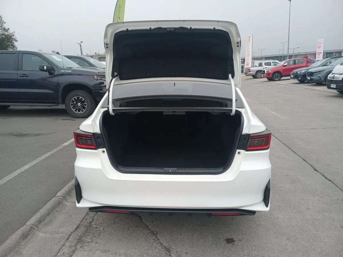 Toyota Yaris 1.5 E 4x2 Sdn Mt 4p año 2023