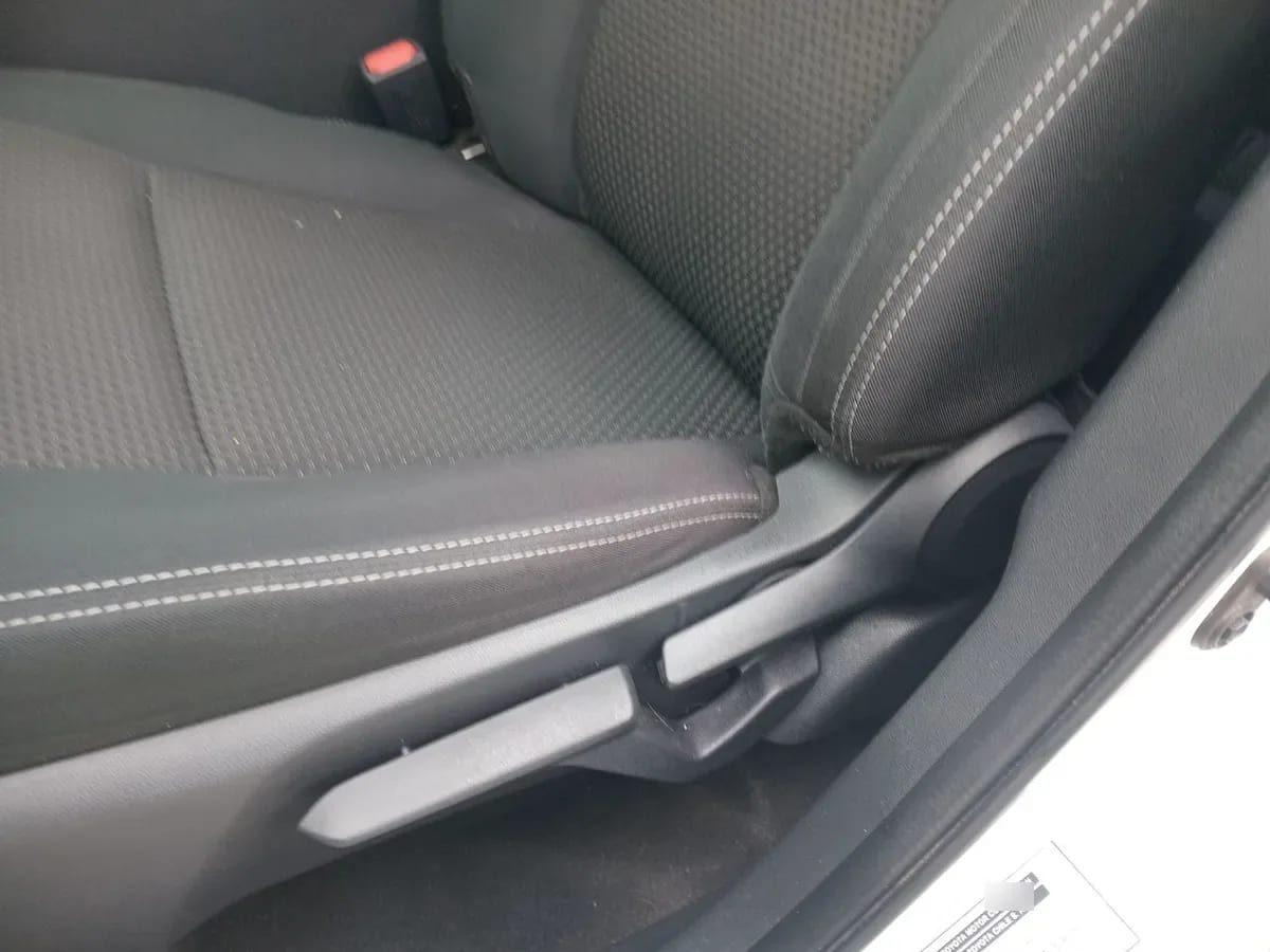 Toyota Yaris 1.5 E 4x2 Sdn Mt 4p año 2023