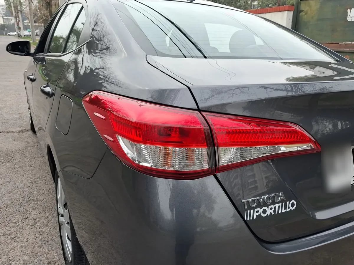 Toyota Yaris 1.5 Gli E 4x2 Mt 4p año 2022