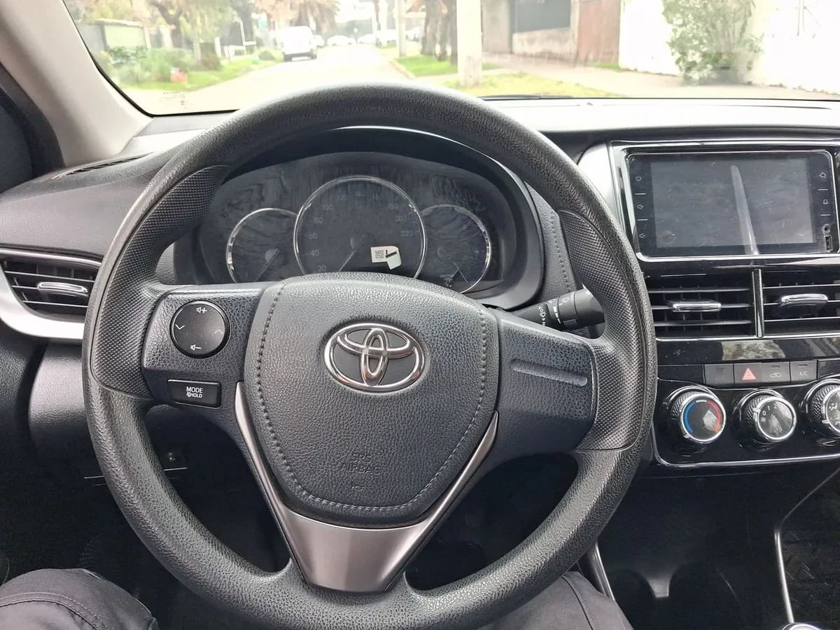 Toyota Yaris 1.5 Gli E 4x2 Mt 4p año 2022