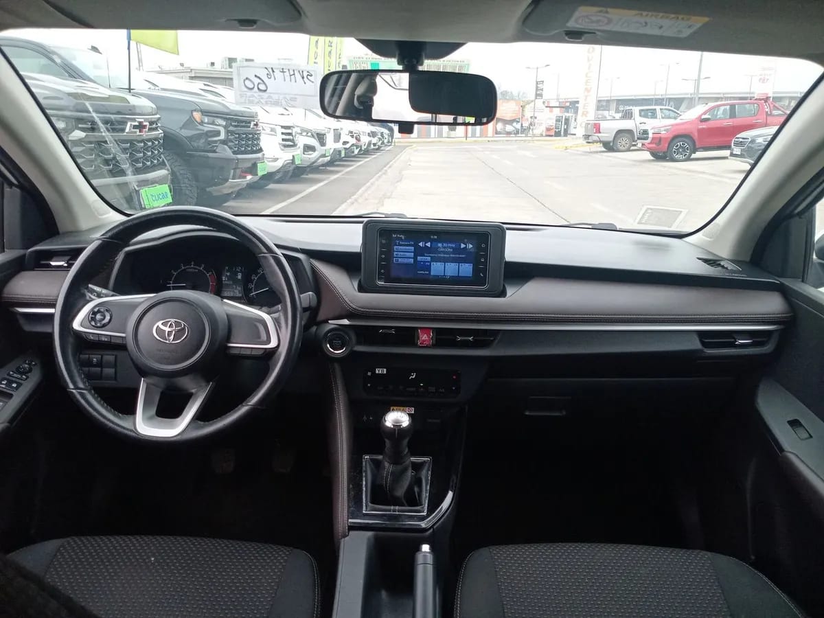 Toyota Yaris 1.5 E 4x2 Sdn Mt 4p año 2023