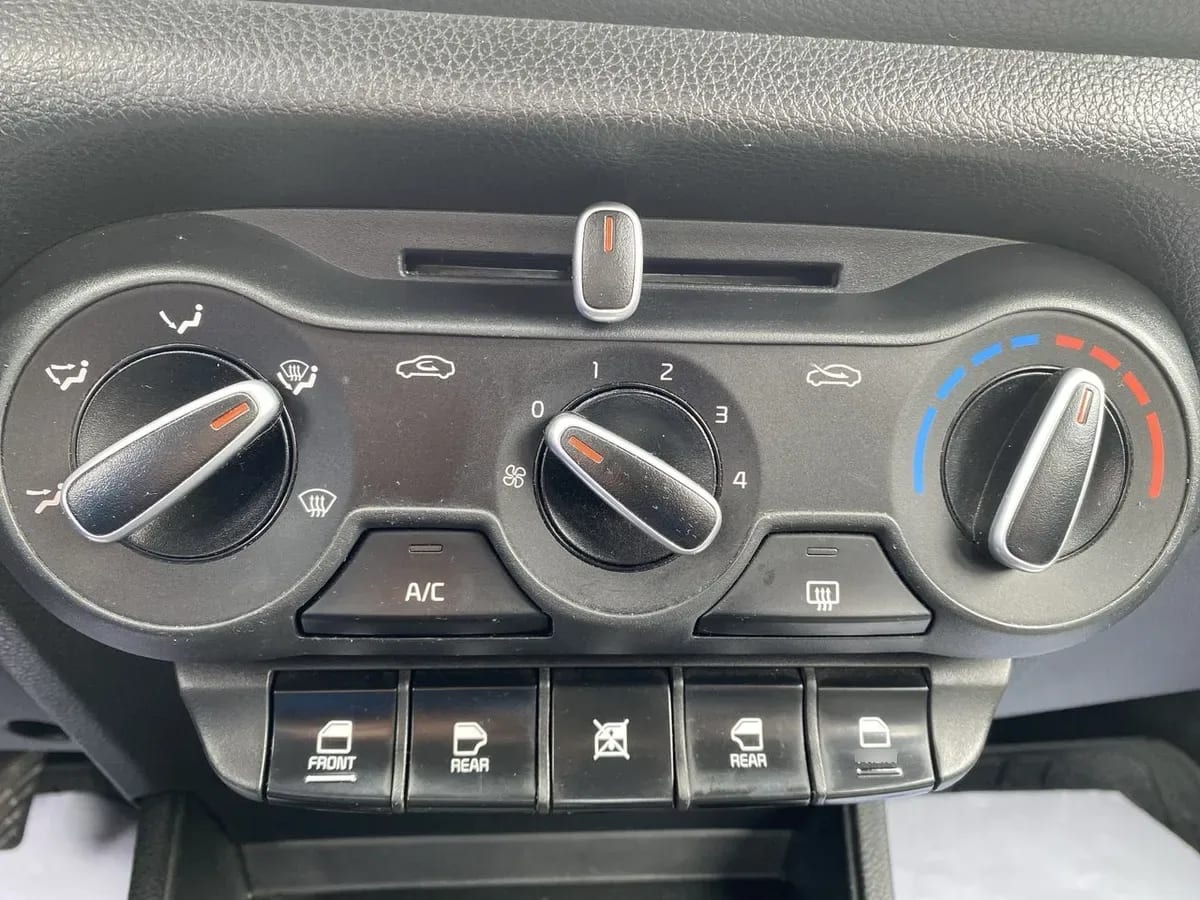 Kia Soluto 1.4 Lx Ac 4x2 Mt 4p año 2023