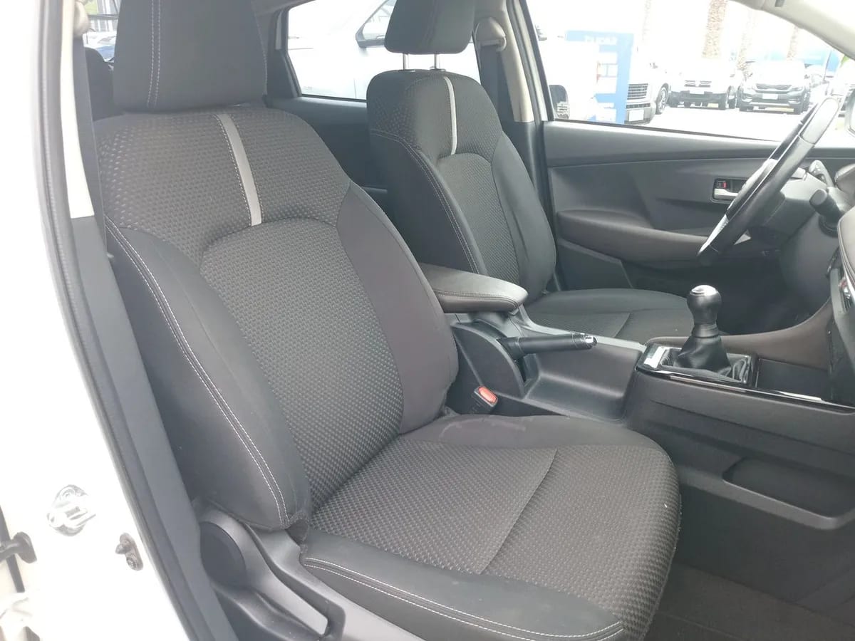 Toyota Yaris 1.5 E 4x2 Sdn Mt 4p año 2023