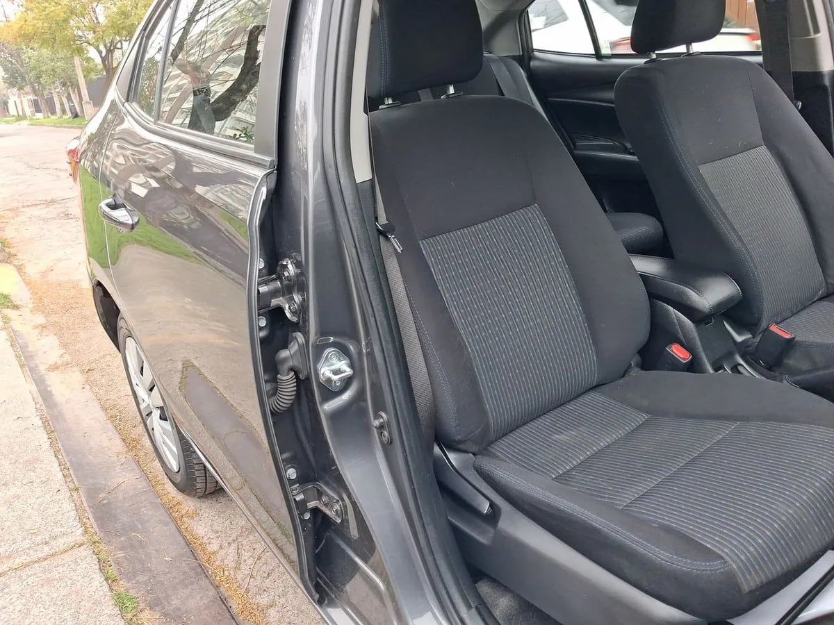 Toyota Yaris 1.5 Gli E 4x2 Mt 4p año 2022