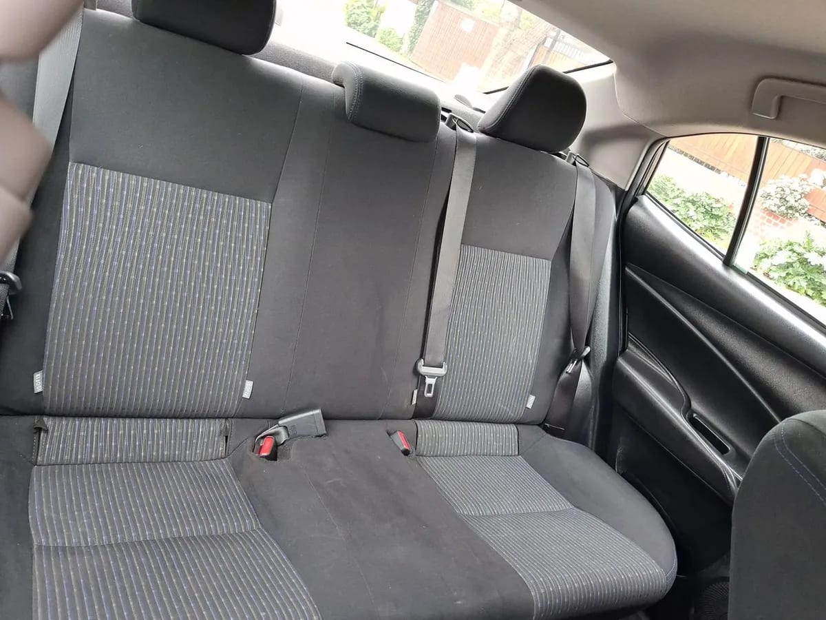Toyota Yaris 1.5 Gli E 4x2 Mt 4p año 2022