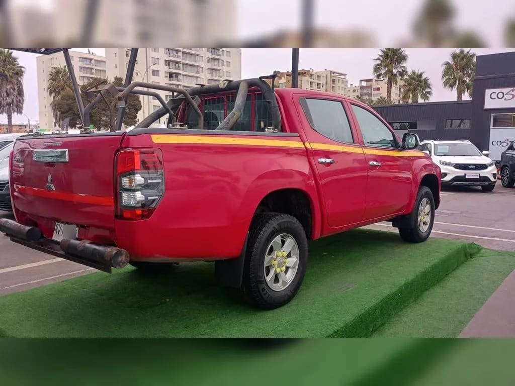 Mitsubishi L200 2.4 Katana Dob. Cab. 4x4 Mt 4p año 2022