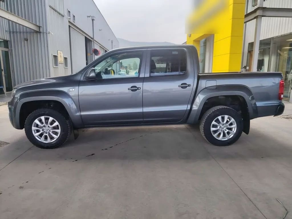 Volkswagen Amarok 2.0 Trendline Diesel Dob. Cab. 4x2 Mt 4p año 2023