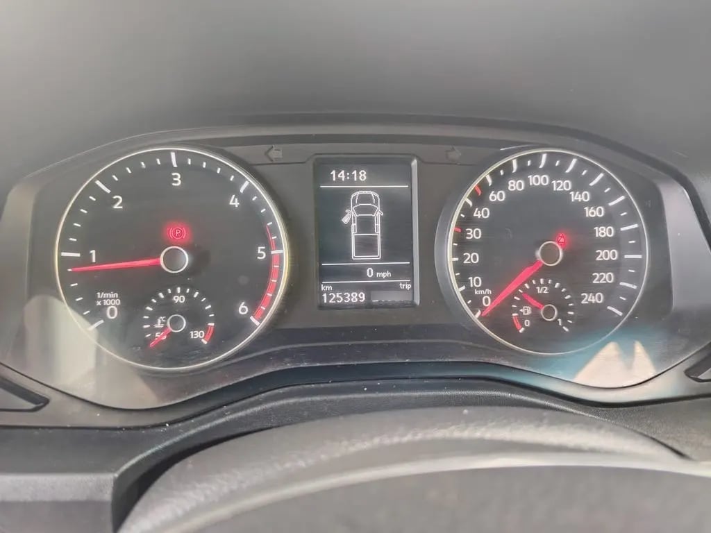 Volkswagen Amarok 2.0 Trendline Diesel Dob. Cab. 4x2 Mt 4p año 2023