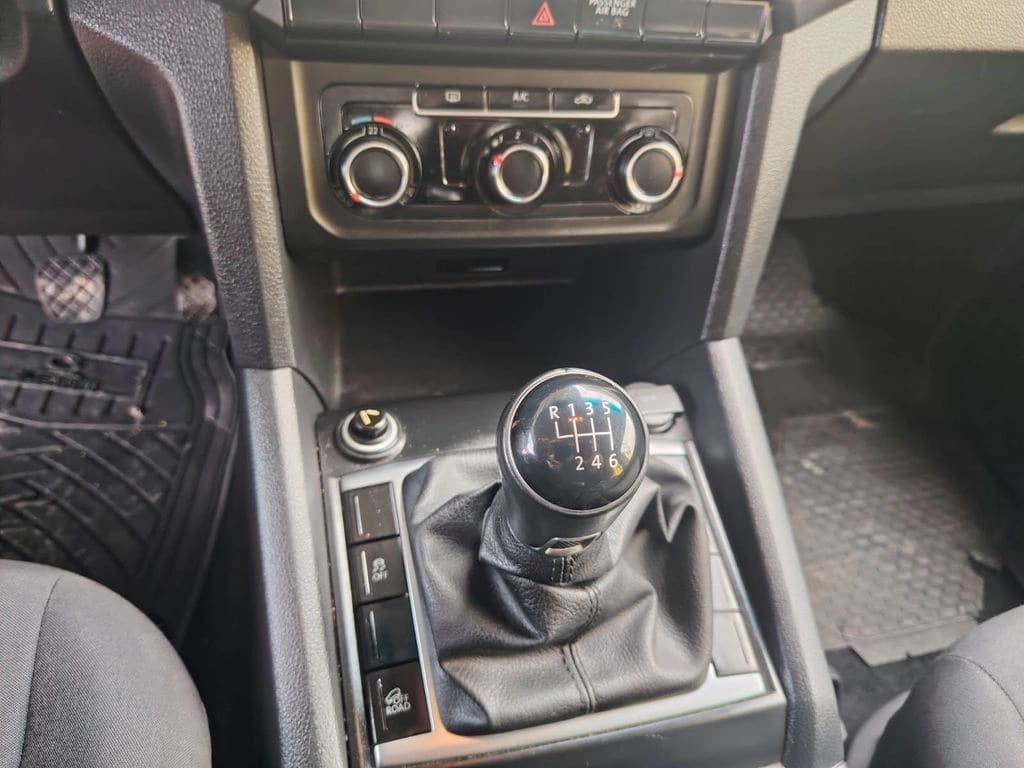 Volkswagen Amarok 2.0 Trendline Diesel Dob. Cab. 4x2 Mt 4p año 2023