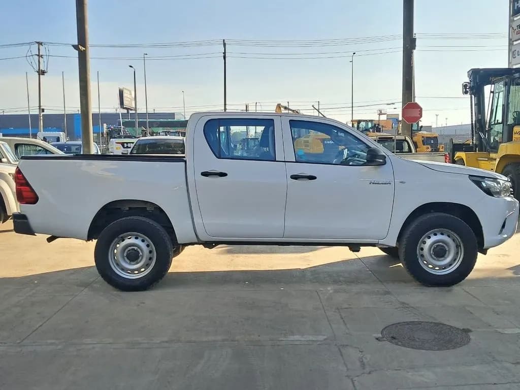 Toyota Hilux Dx 2.4 Mt 4x2 año 2021
