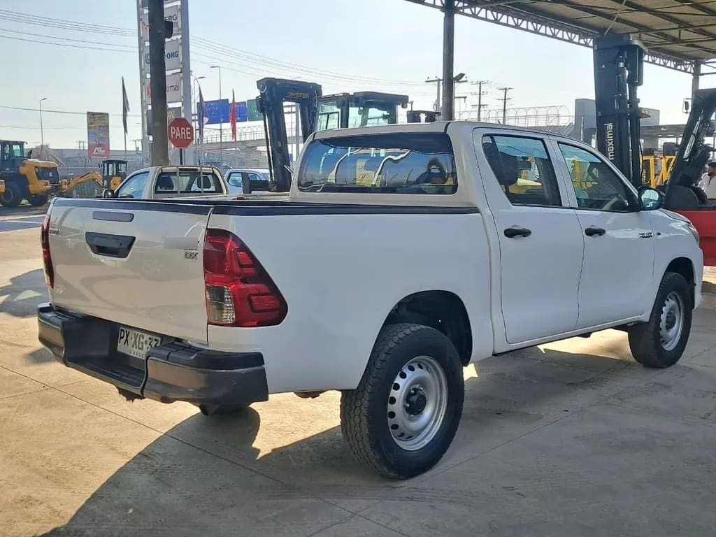 Toyota Hilux Dx 2.4 Mt 4x2 año 2021
