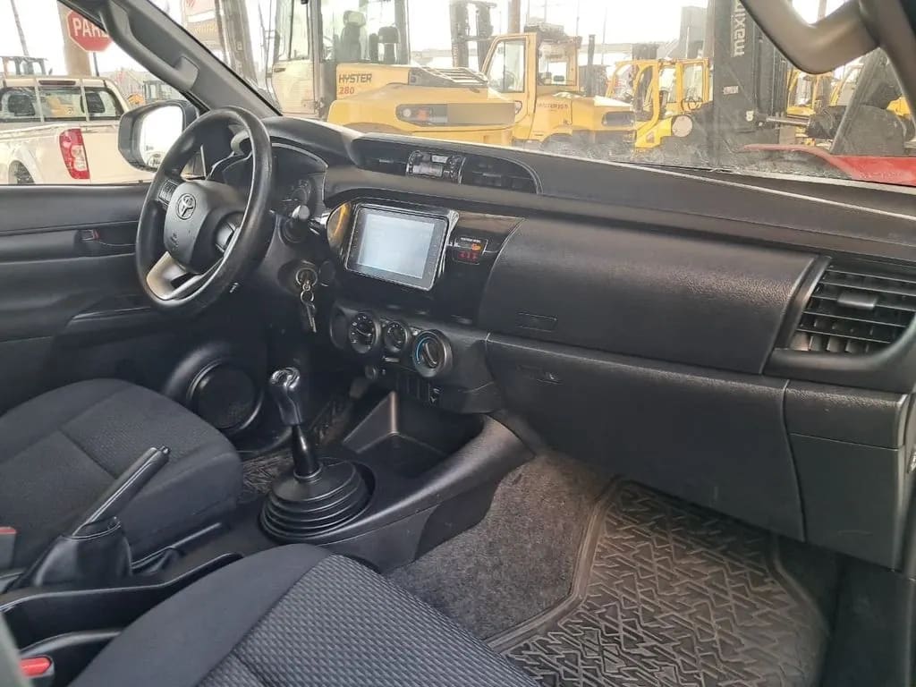 Toyota Hilux Dx 2.4 Mt 4x2 año 2021