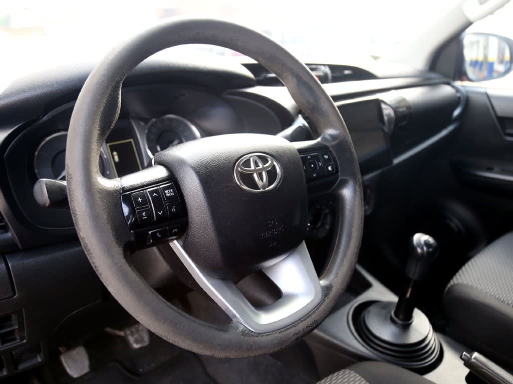 Toyota Hilux D Cab Dx 4x4 2.4 año 2022