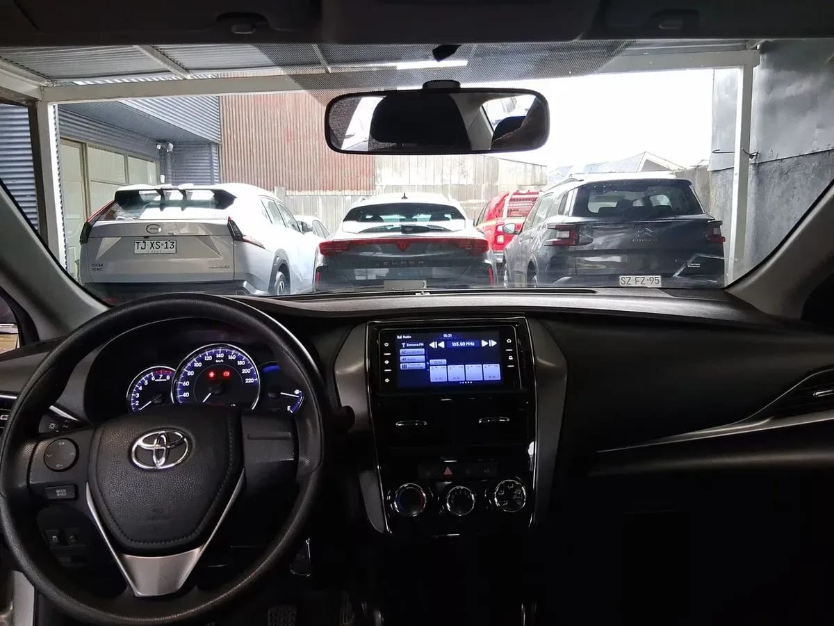 Toyota Yaris 1.5 Gli E 4x2 Mt 4p año 2022