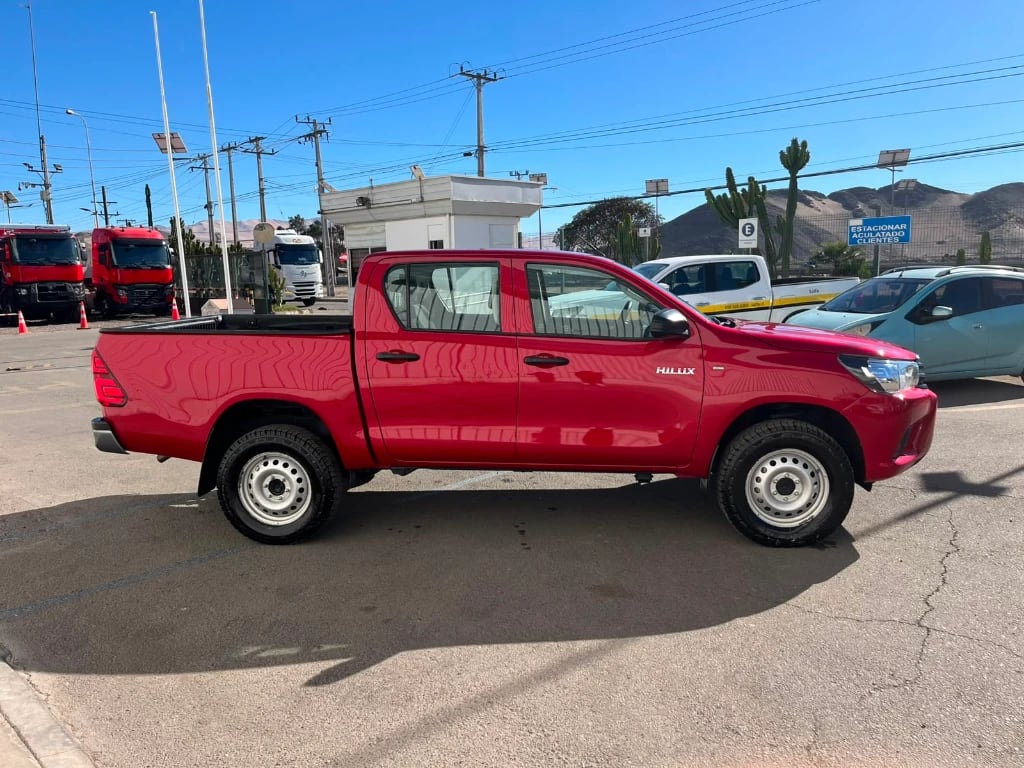 Toyota Hilux Dc 4x2 2.4 D Dx Mt año 2023