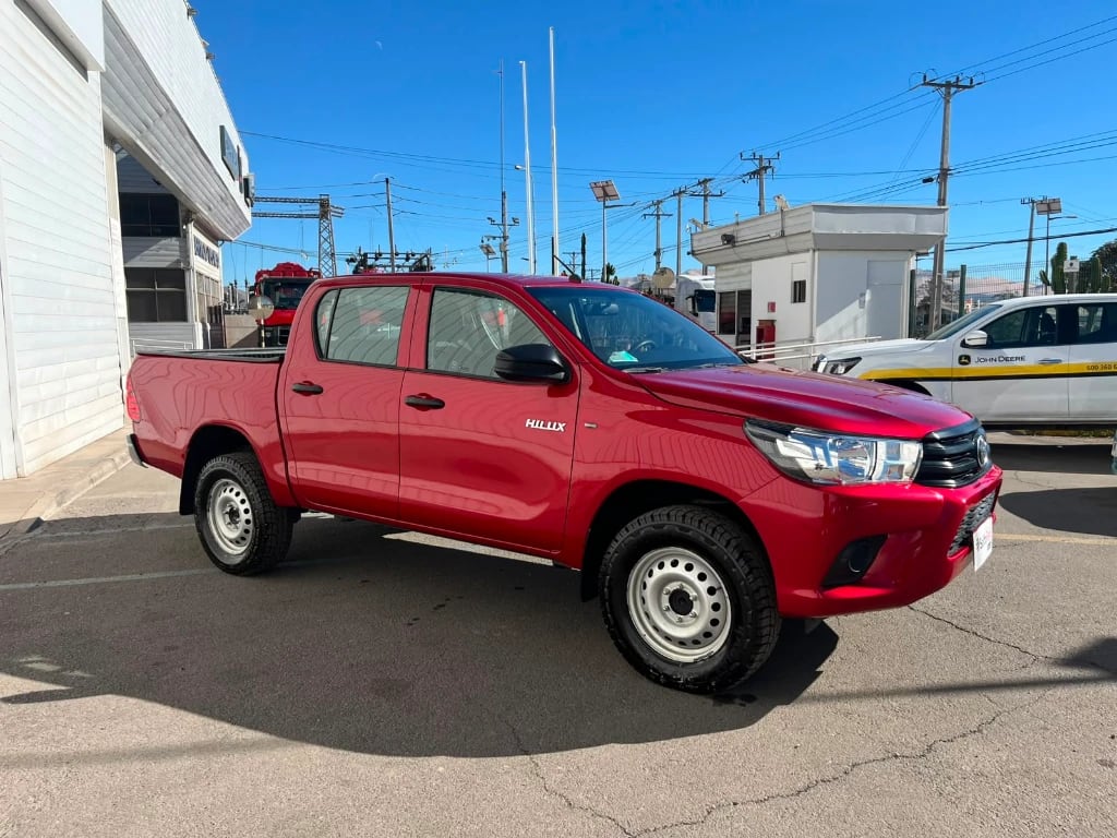 Toyota Hilux Dc 4x2 2.4 D Dx Mt año 2023