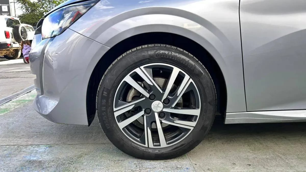 Peugeot 208 Allure 1.2 Puretech 100 Hb año 2023