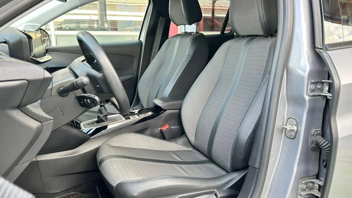 Peugeot 208 Allure 1.2 Puretech 100 Hb año 2023