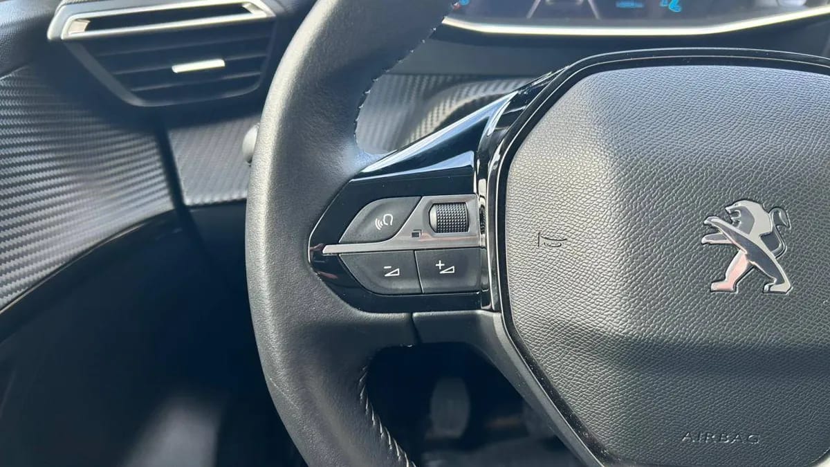 Peugeot 208 Allure 1.2 Puretech 100 Hb año 2023