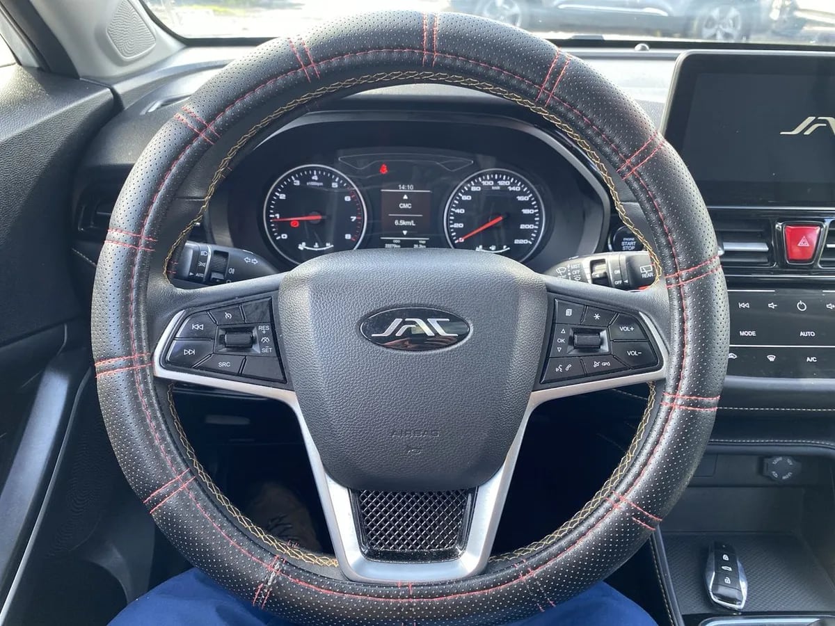 JAC Js4 1.5 Luxury 4x2 Mt 5p año 2025