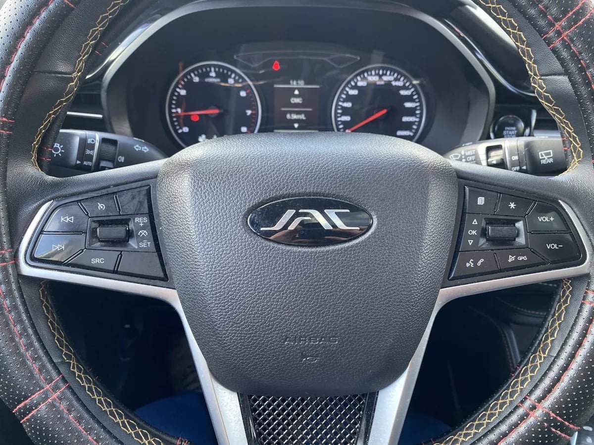 JAC Js4 1.5 Luxury 4x2 Mt 5p año 2025