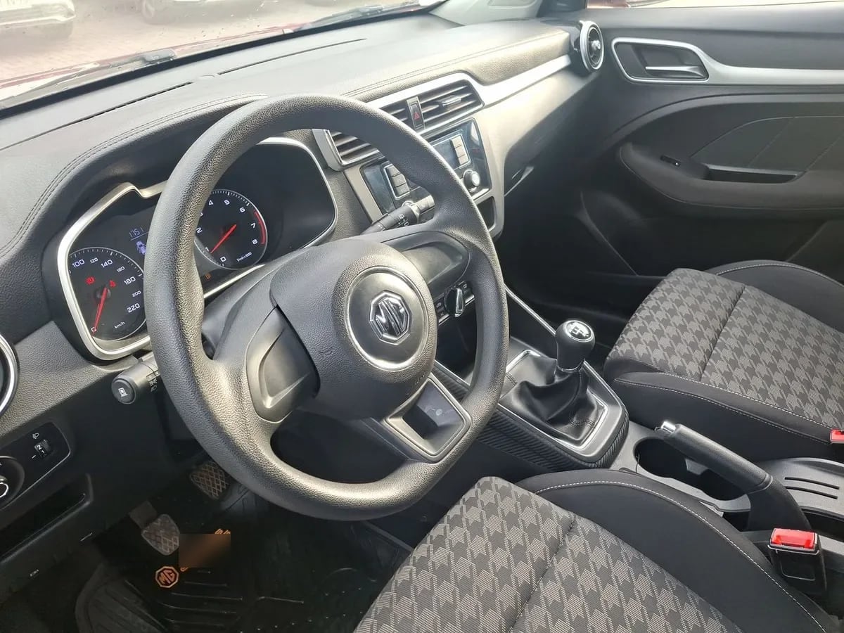 MG Mg Zs 1.5 Std Mt 5p año 2023