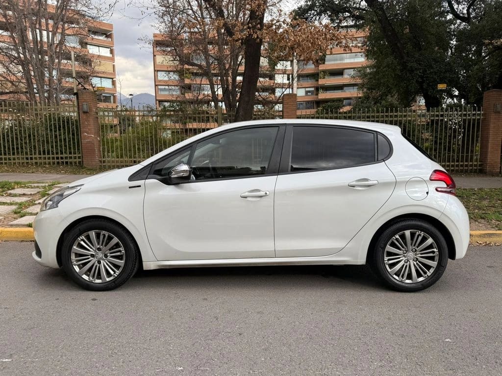 Peugeot 208 Signature Bluehdi 1.5 año 2020