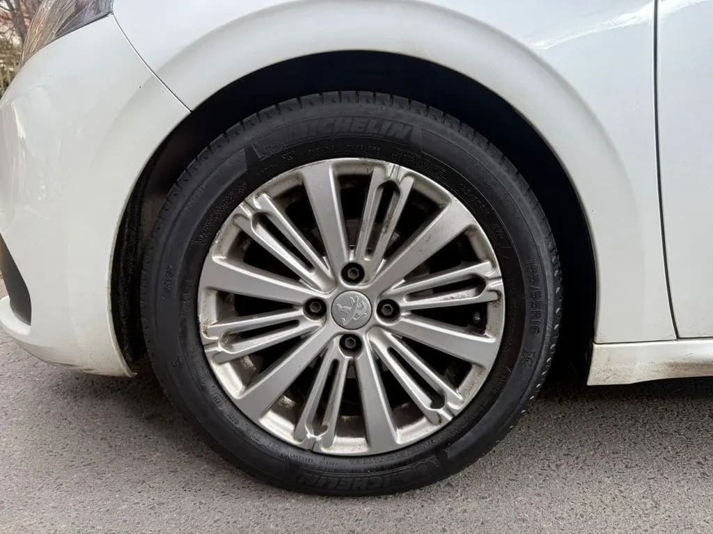 Peugeot 208 Signature Bluehdi 1.5 año 2020