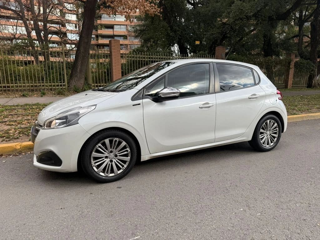 Peugeot 208 Signature Bluehdi 1.5 año 2020