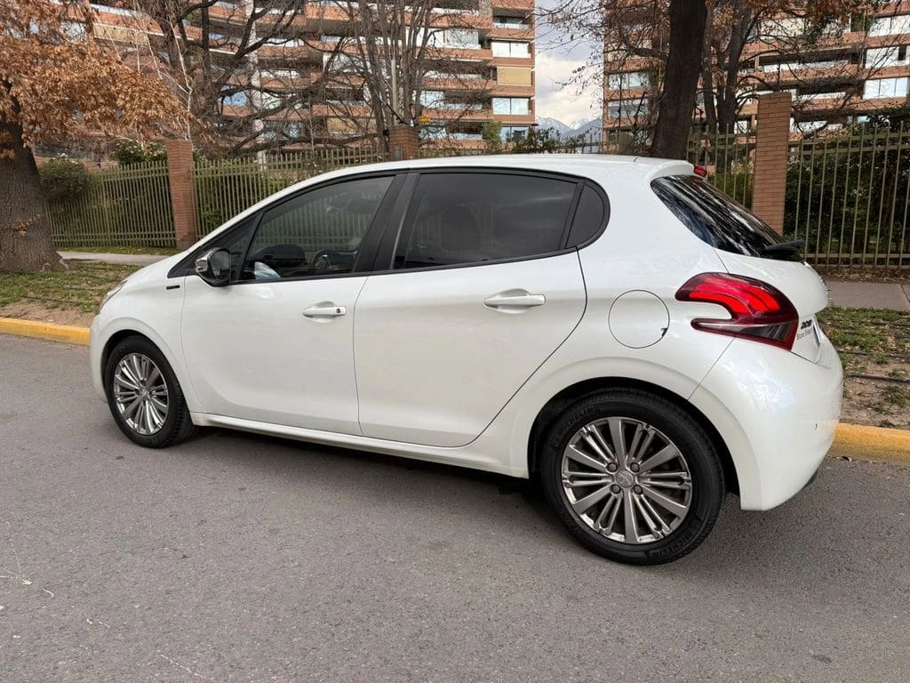 Peugeot 208 Signature Bluehdi 1.5 año 2020