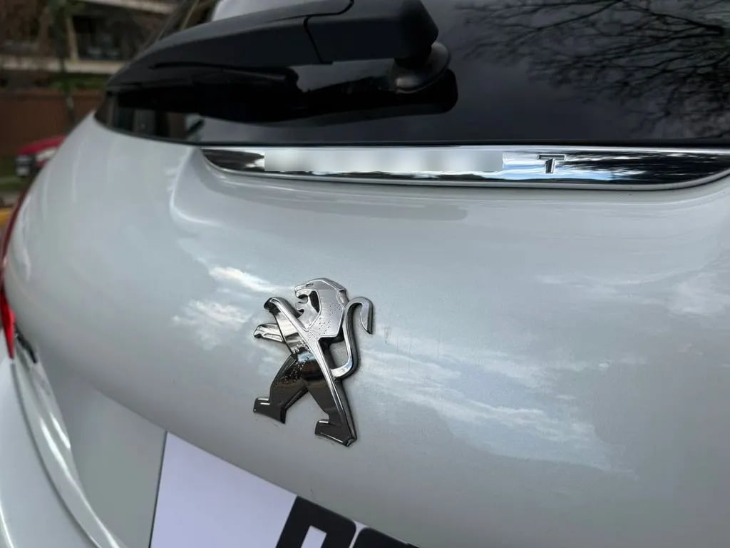Peugeot 208 Signature Bluehdi 1.5 año 2020