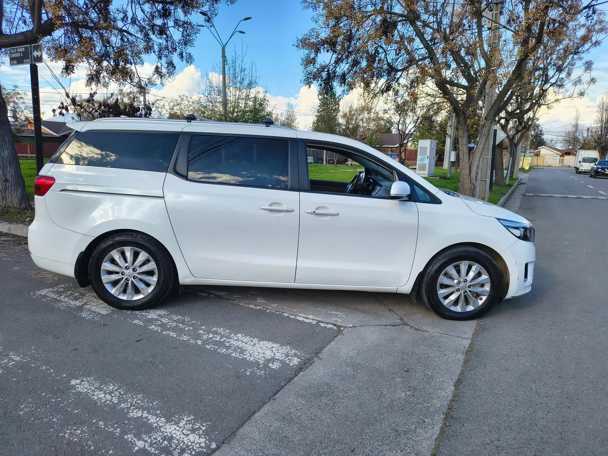 KIA MOTORS GRAND CARNIVAL Grand Carnival Ex 2.2 Dsl 6at Full año 2017