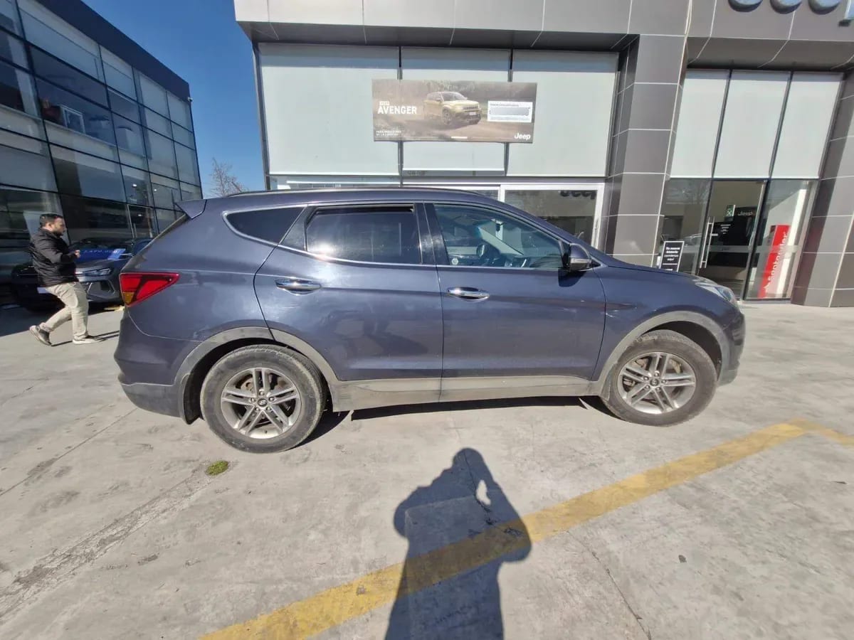 Hyundai Santa Fe 2.4 Gls 2wd Dm Mt 5p año 2018
