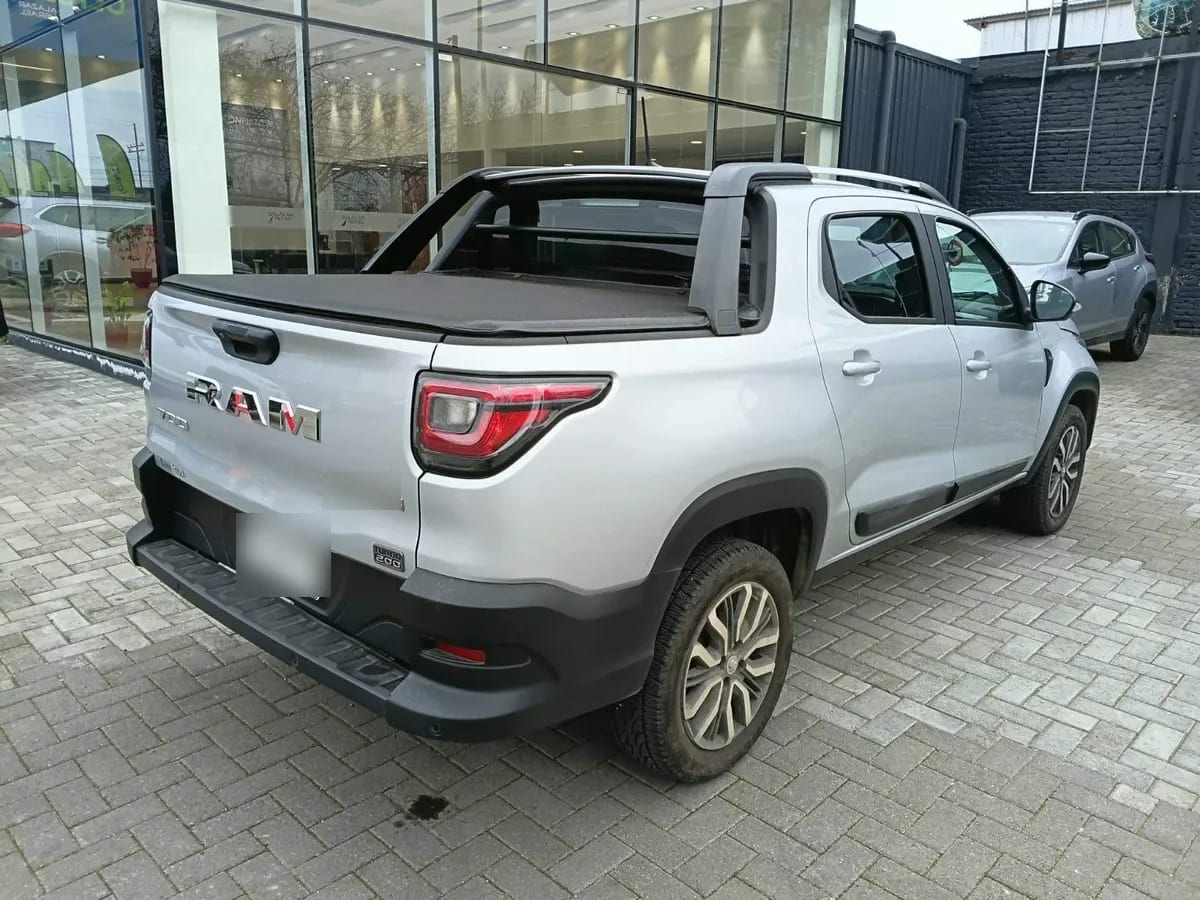 Ram 700 1.0 Laramie 4x2 Dob. Cab. Cvt At 4p año 2025