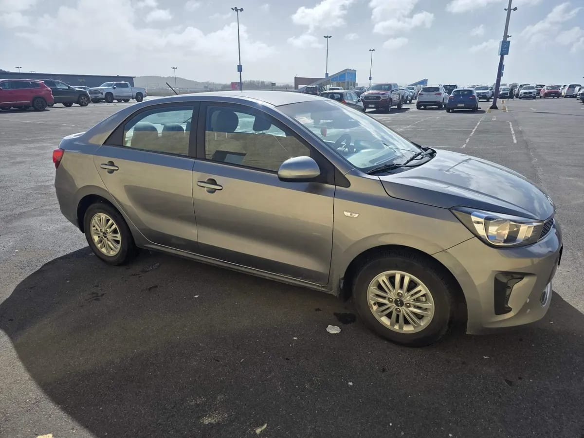 Kia Soluto 1.4 Lx 4x2 E6 Mt 4p año 2025