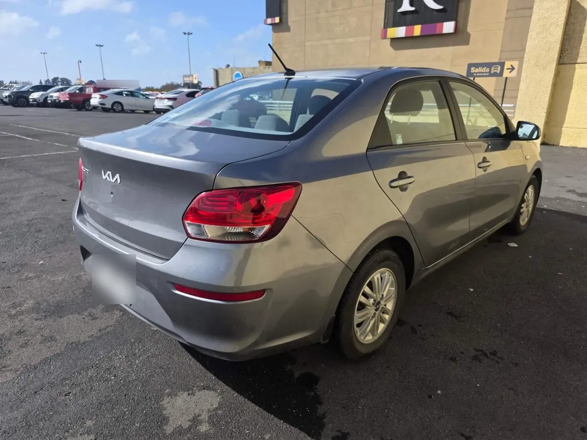 Kia Soluto 1.4 Lx 4x2 E6 Mt 4p año 2025