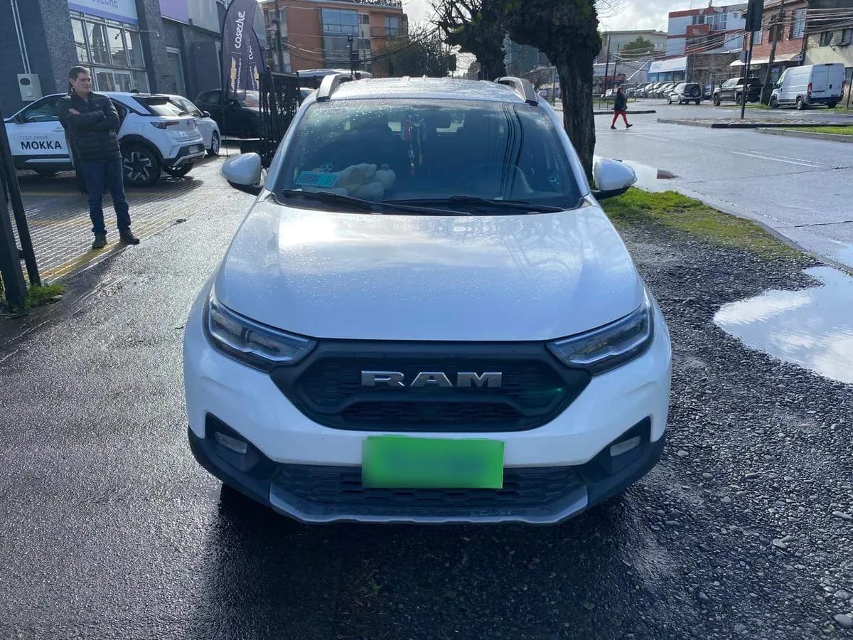 Ram 700 1.3 Laramie 4x2 Dob. Cab. Mt 4p año 2023