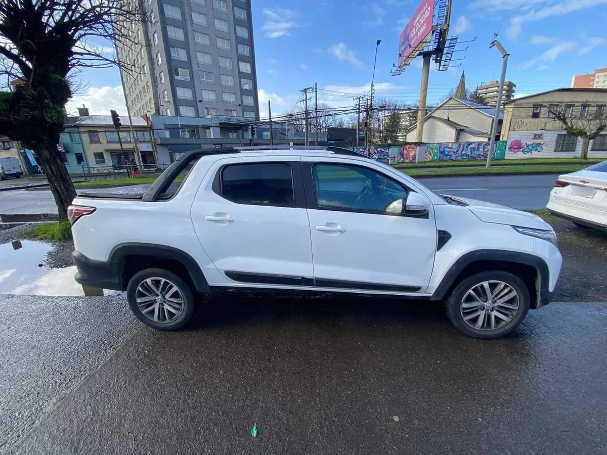 Ram 700 1.3 Laramie 4x2 Dob. Cab. Mt 4p año 2023