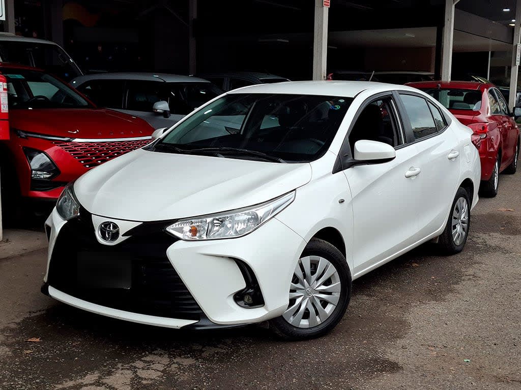 Toyota Yaris Sedan 1.5 Xli C año 2022